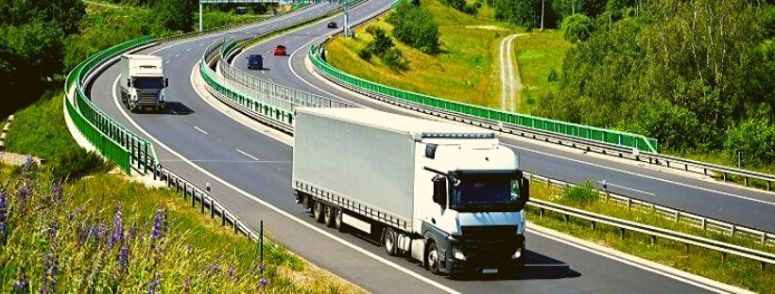 ciężarówki na drodze