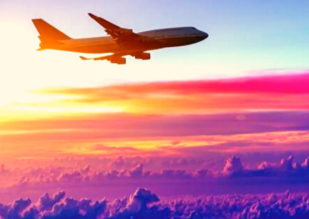 lecący samolot nad chmurami